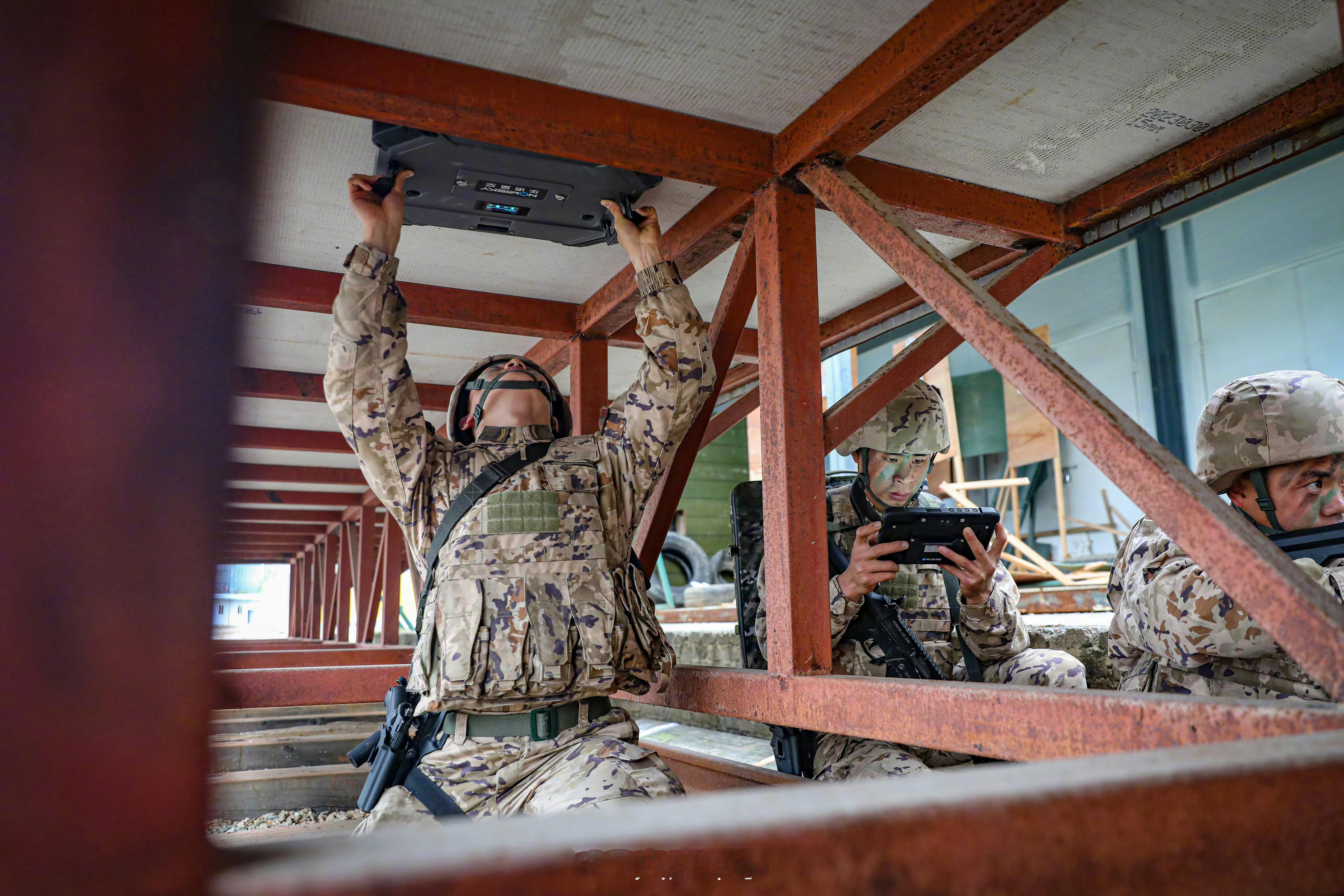 对比外观细节，是同一款穿墙探测雷达。照说PAP侦察分队都会有这类装备。