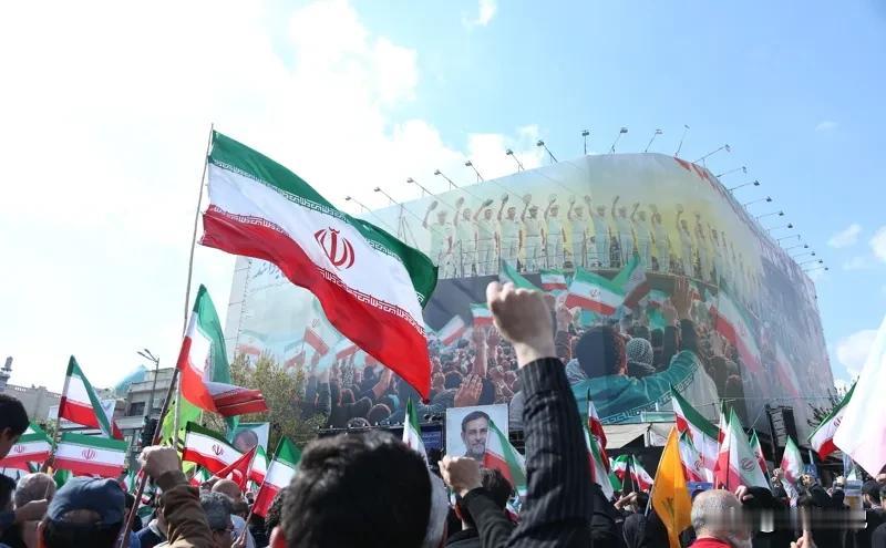 伊朗现在真是被自家人坑了。外面美军、以色列打得狠，大家以为伊朗要完，结果差点完的