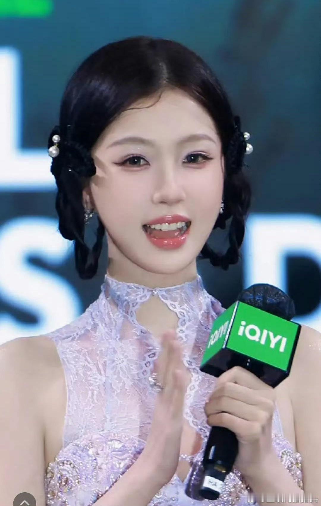 原来这个发型是欣欣子自己要求的确实显脸小🥹🥹🥹