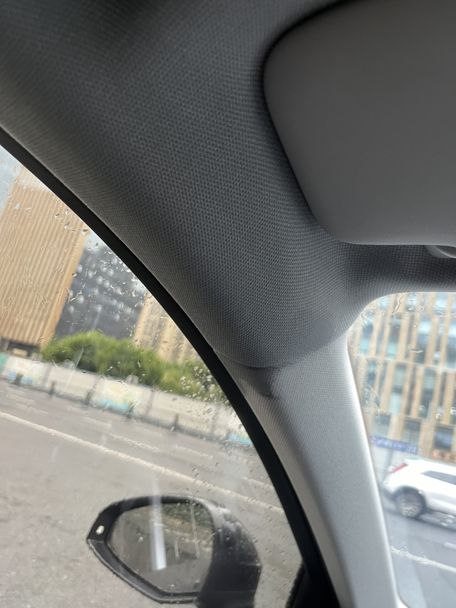 一年新车22款奥迪A4l天窗漏水严重23年5月购入的新车，才开了一年，天窗漏水