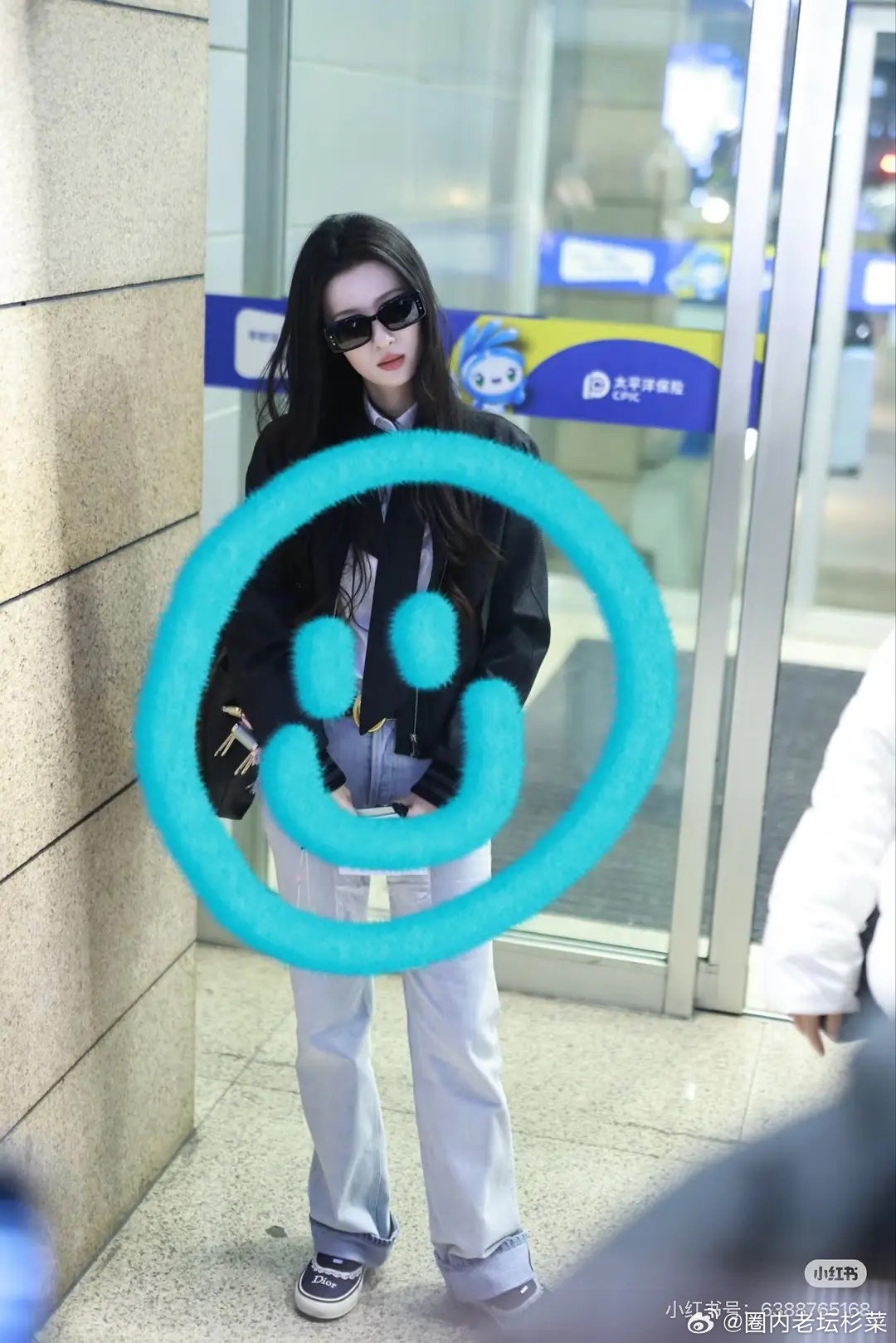 王楚然时装周机场出发图来了，状态如何？