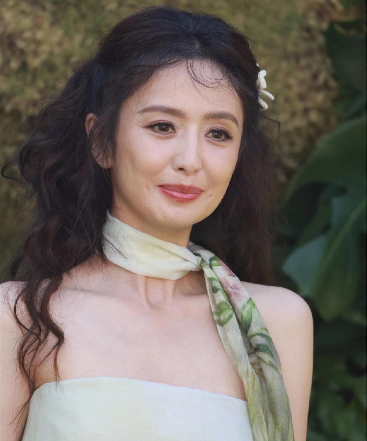 女人们别焦虑了，明星去掉滤镜其实也不咋地，你看43岁的佟丽娅，太真实了，眼