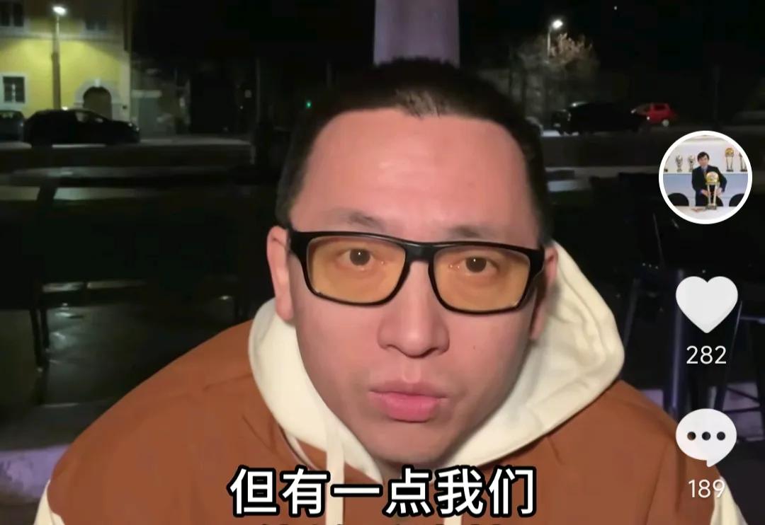 媒体人王勤伯透露，某些足球青训机构阻碍了小球员的自由流动。王勤伯在直播时表示，