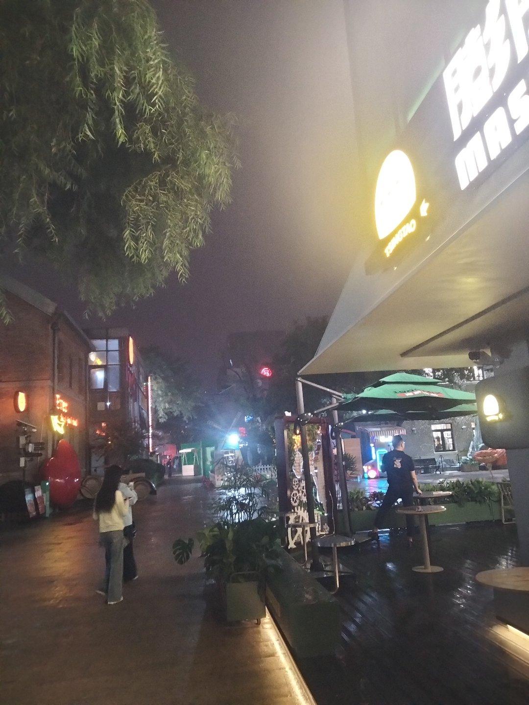 风掠过枝头时捎来半阙未写完的温柔云在天边缓缓舒展像心事，轻软又自由