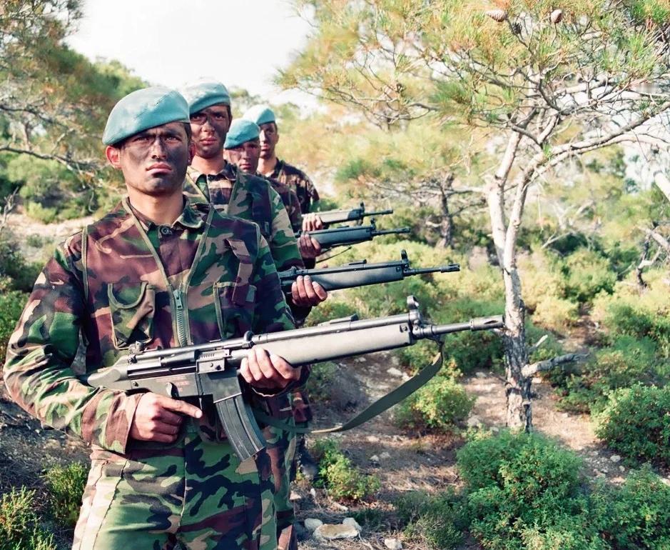 20世纪90年代，土耳其宪兵队士兵手持HKG41A15.56毫米突