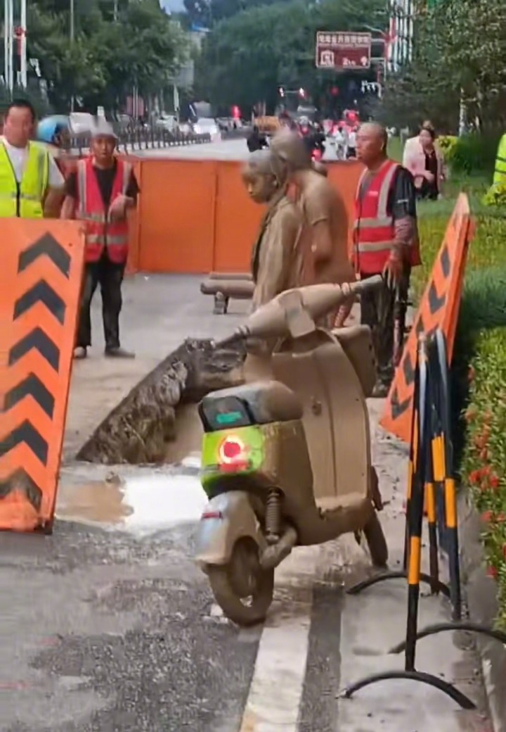 【#两女生骑车坠坑成泥人秒变兵马俑#】10月26日，海南省五指山市两名女生在骑电
