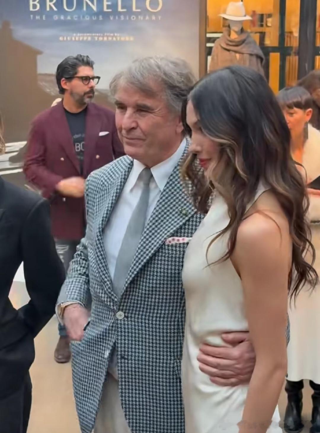 谷爱凌在米兰时装周是被占便宜了吗？爱凌表情肉眼可见的不对劲，脸都沉了下来……谷爱