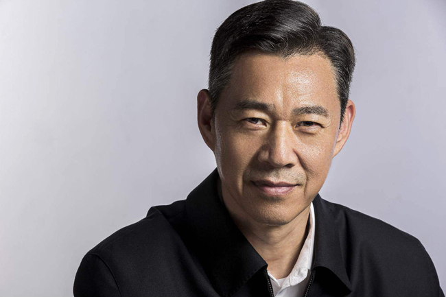 张丰毅的儿子张博宇结婚，但张丰毅却没有参加。主持人问他:“你为什么不参加儿子的婚