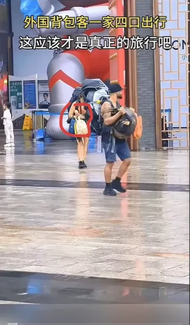 实在搞不懂，外国人出门旅行，几乎都是大包小包背满一身，这样不是很累吗？[晕][晕