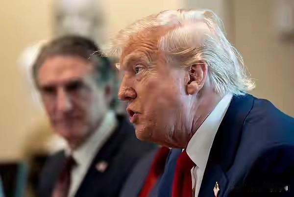 捧他上神坛的那个男人，公开道歉了！特朗普这回真吼不动了塔克·卡尔森终究还是走到