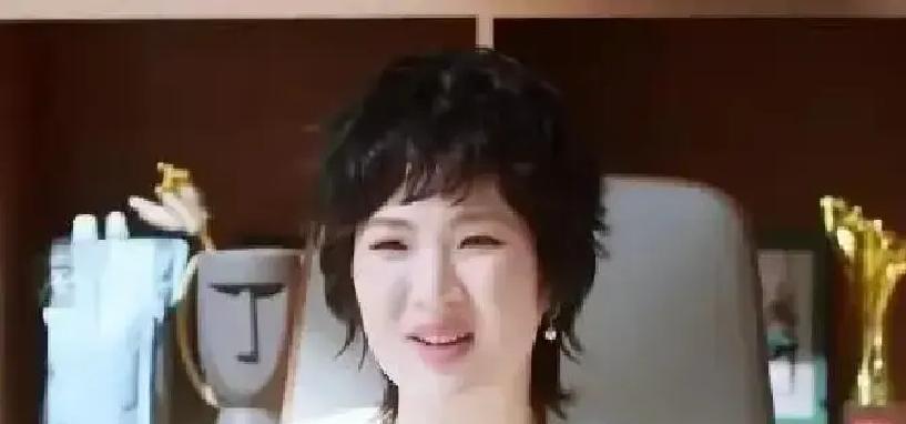 片场灯光下，姚安娜撩头发，手腕上闪过一道冷光——120万的百达翡丽，不是道具。