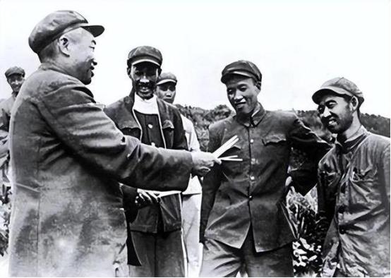 这里是毛岸英同志长眠在朝鲜的墓地，为了参加抗美援朝战争，毛主席的长子毛岸英奔赴前