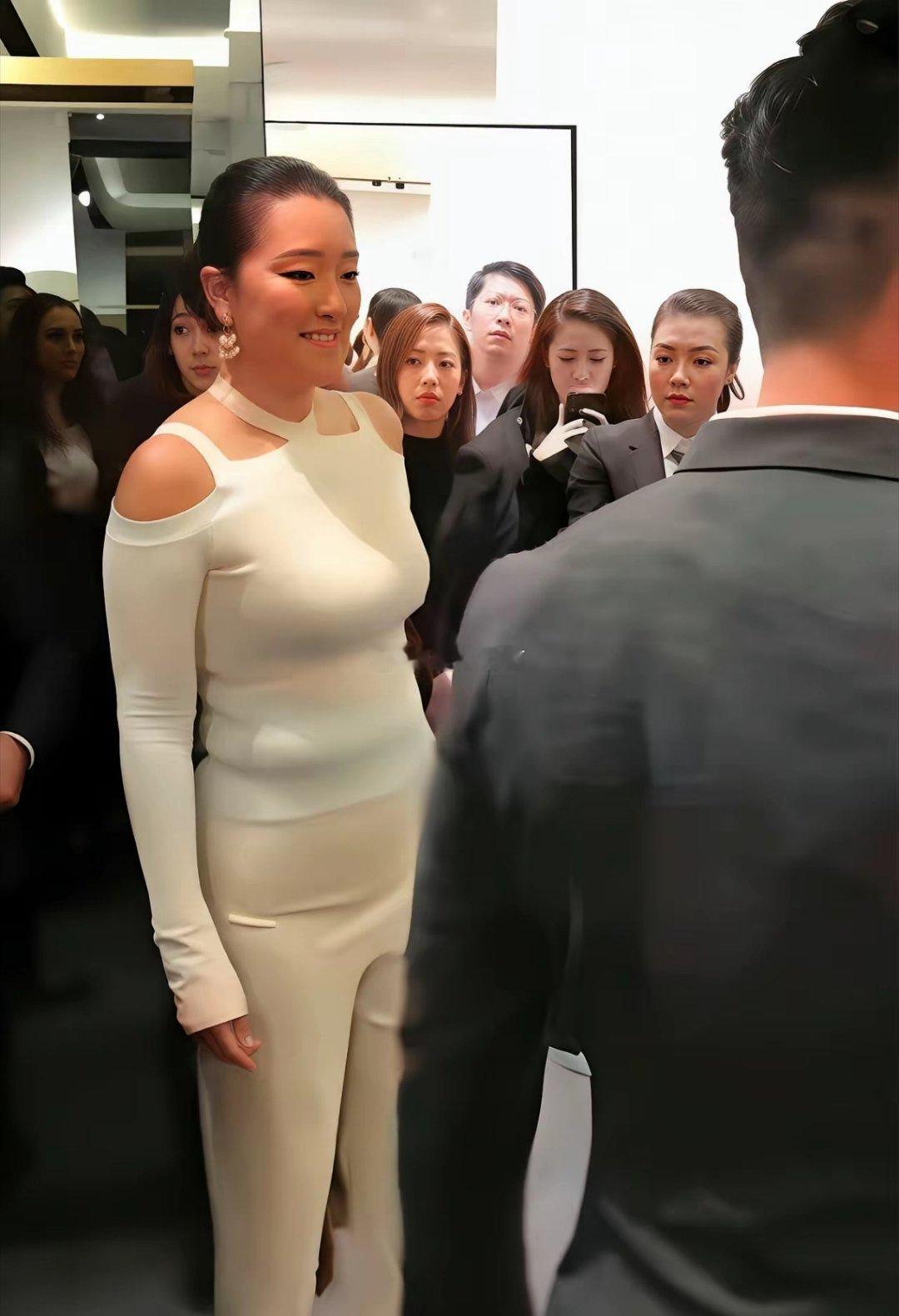 张艺谋最爱的女人，老了后还是这么有魅力​