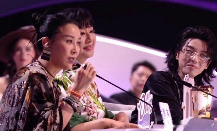 殷秀梅淡淡坐中间！弃权保体面，和平鸽人设不倒～