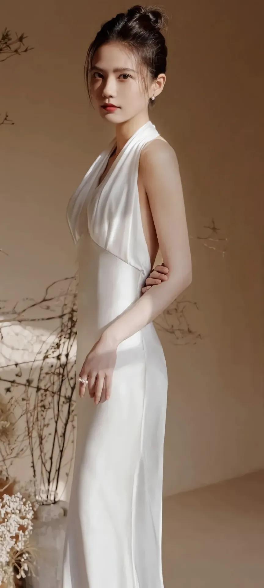 姜瑶：优雅白裙，复古韵味，沉静之美你喜欢漂亮女生吗你们更喜欢哪位女演员的时尚风
