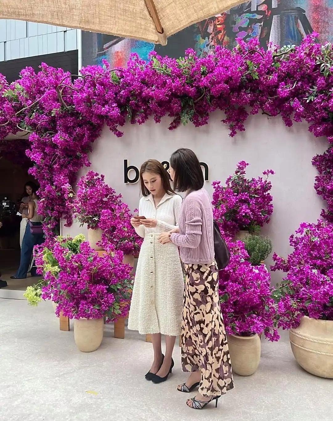 34岁的何超莲在深圳搞活动，真人瞅着有点矮，不过模样挺俊，穿着打扮那叫一个贵气，