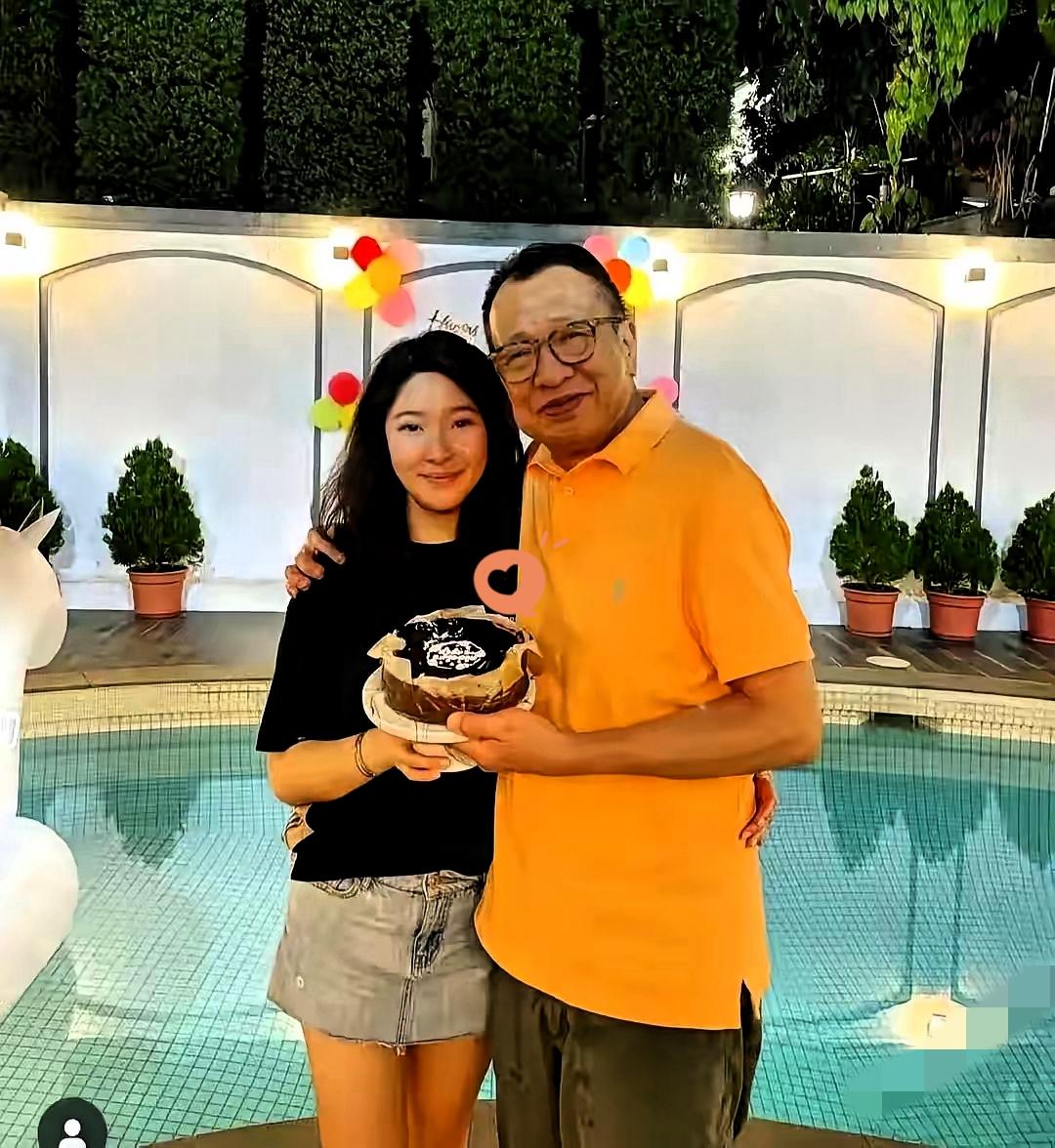 49岁才盼来女儿的许绍雄，把“宠娃”活成了最暖的样子——他最怕的从来不是女儿没出