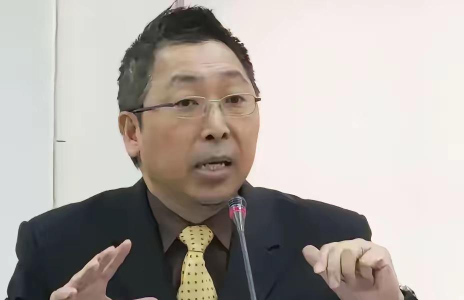 唐湘龙在上赵少康的节目，在谈两岸关系问题时，可以说是在教训赵少康。赵少康在两