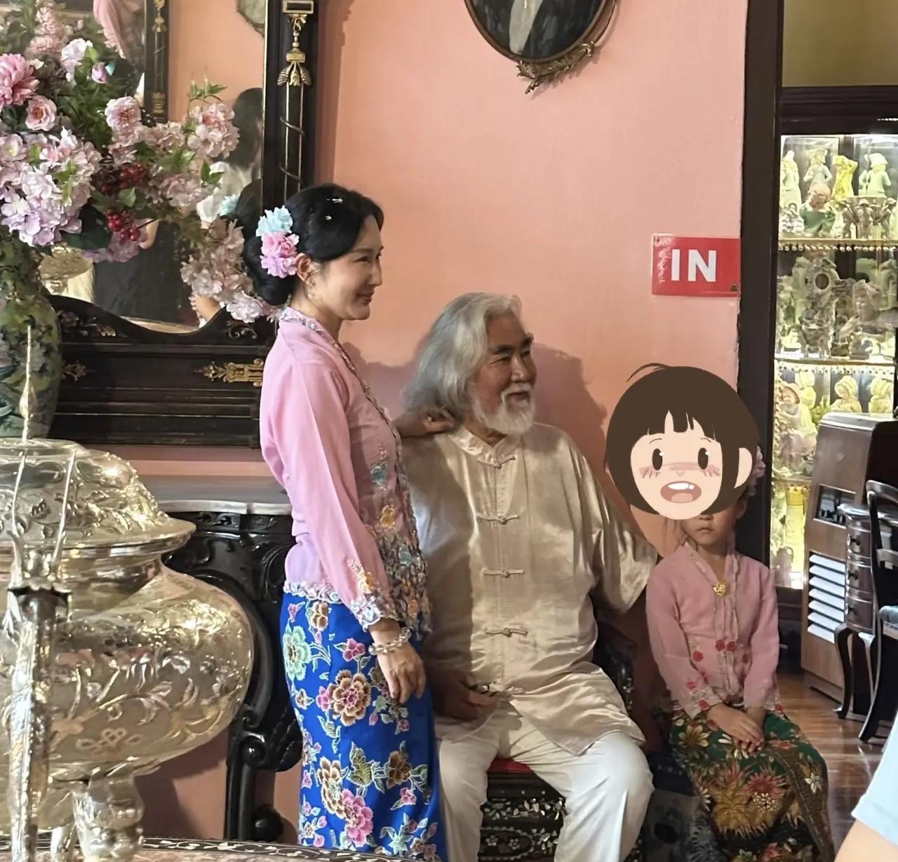张纪中一家游马来西亚，杜星霖穿娘惹服饰脸部馒化，女儿小眼睛长得像爸爸……这次张