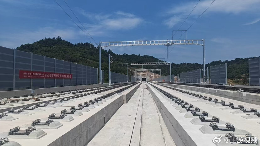 #成渝中线铁路重庆段刷新施工进度条#【成渝中线铁路重庆段完成首段无砟轨道施工】7