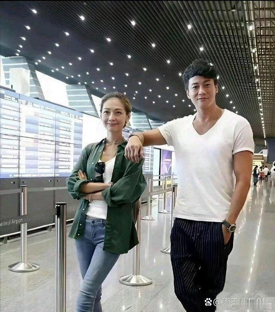 何润东眼光真好，妻子长相精致出众，颜值十分亮眼。