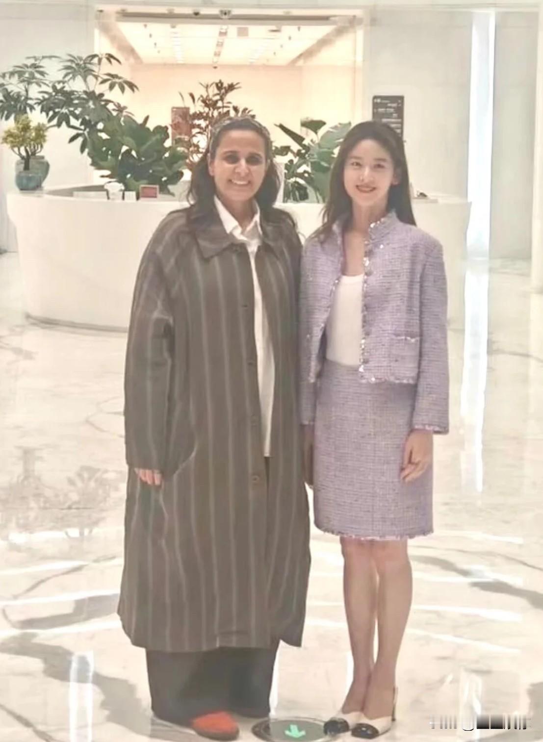 中东王室、顶级政商场合，拼的是气场、格局、掌控力，不是白瘦幼。章泽天这身香奈儿套