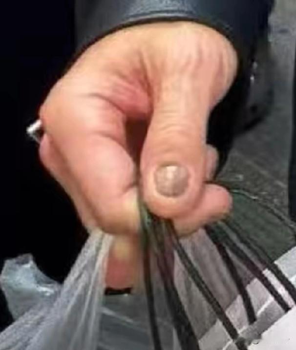 黄仁勋的指甲怎么是黑色的?这是灰指甲吗？接触芯片行业的多少都会触碰化工产品，