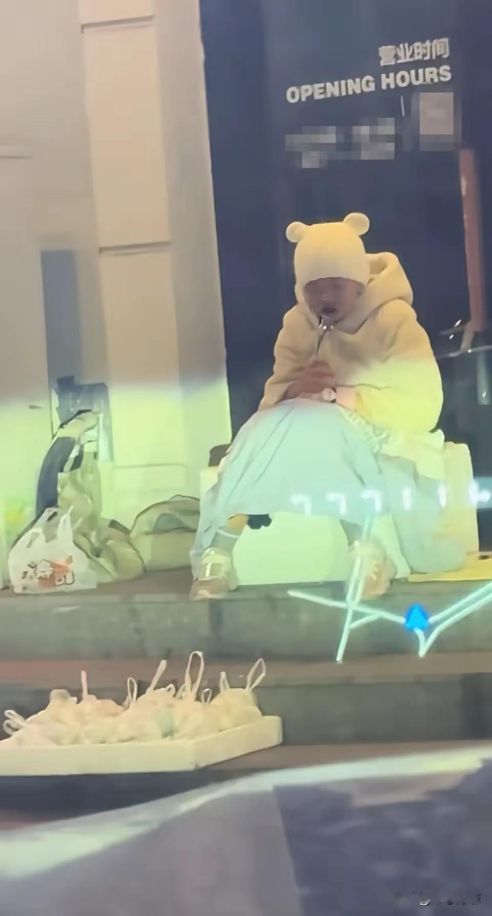 一个13岁的女孩，为了帮妈妈减轻负担，每天放学后和假期，都要在街头摆摊卖鸭蛋，常