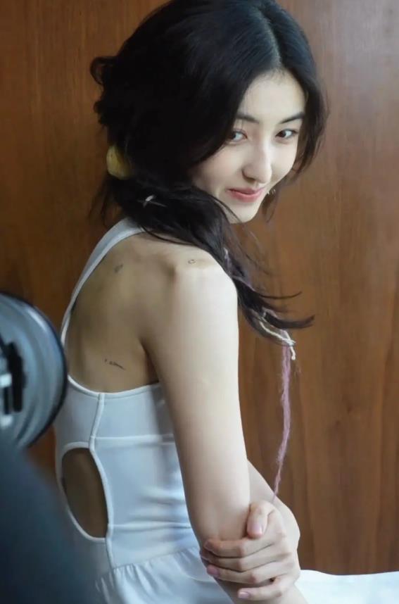 最近“张子枫纹身”直接冲上热搜，可把网友们讨论疯了！一直以乖乖女形象圈粉的