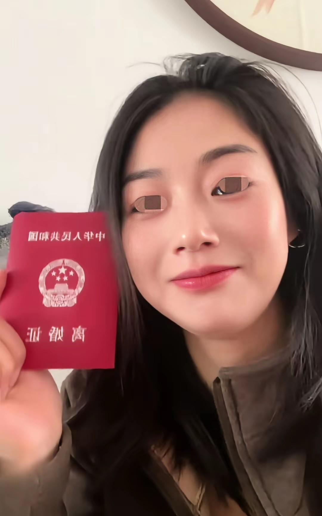 西安33岁女子亲手毁了幸福家庭，真的太可惜了西安有个33岁的女人。本来日子