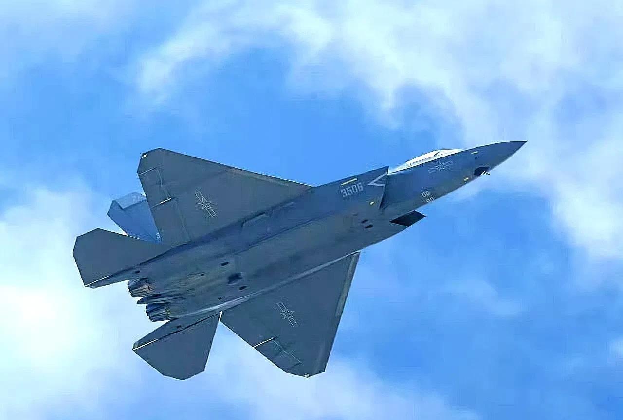 J-35舰载机高清图来一张，原来我们这款舰载机阻拦钩是有机匣的，这种设计就是为了