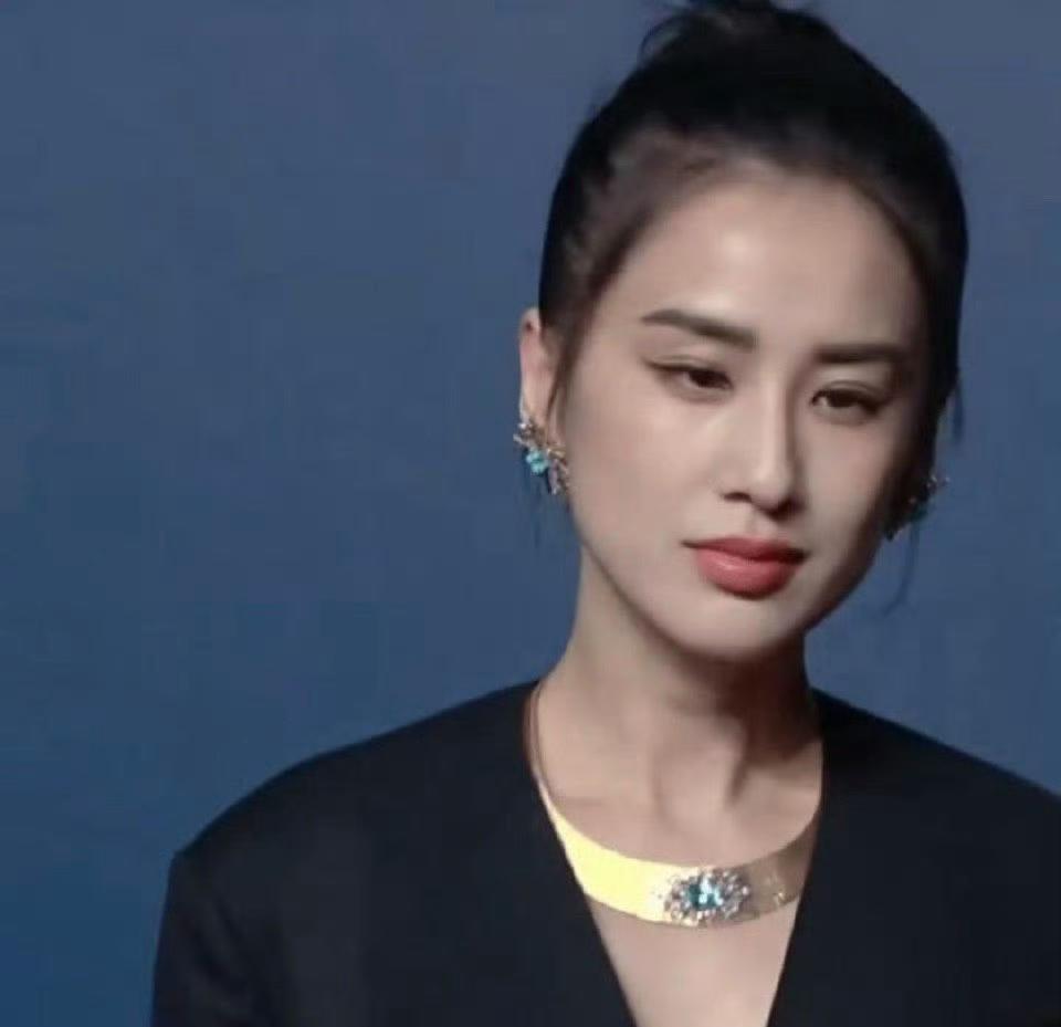 黄圣依这骨相，杨子你糊涂啊！她身上那股与生俱来的清冷高贵气质，令人艳羡不