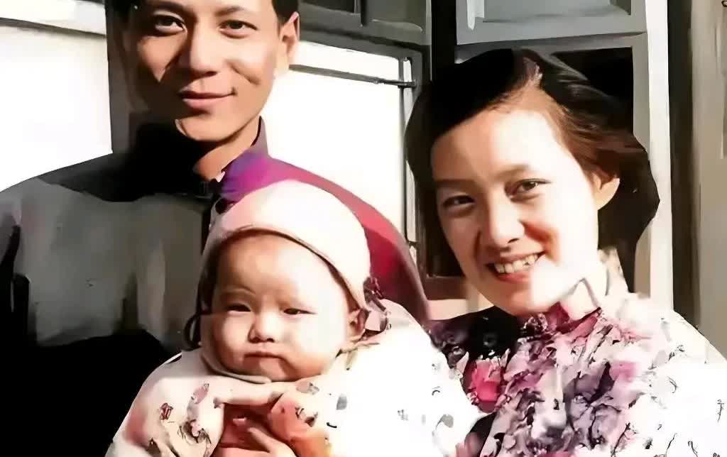 实在不能相信洪晃是他俩生的完美避开父母所有优点章含之不仅名字美，人也