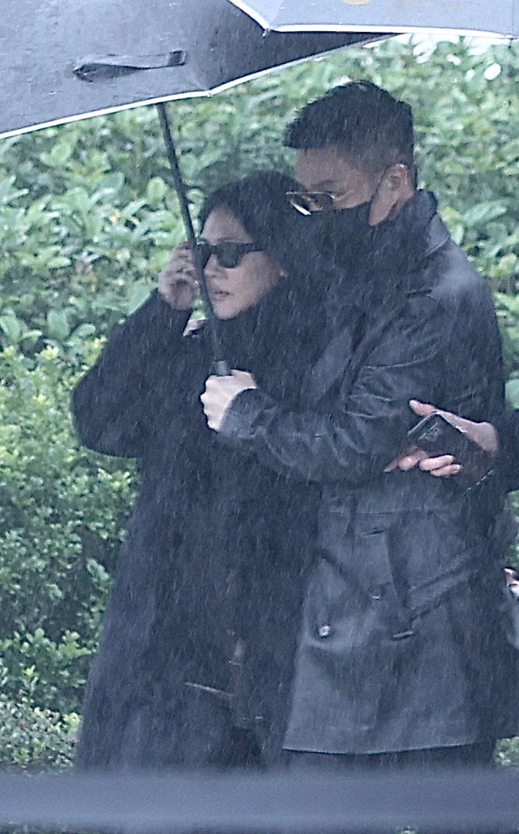 【崔始源现身大S纪念雕像揭幕式】崔始源去了大S纪念雕像仪式大S雕像2月2日，大