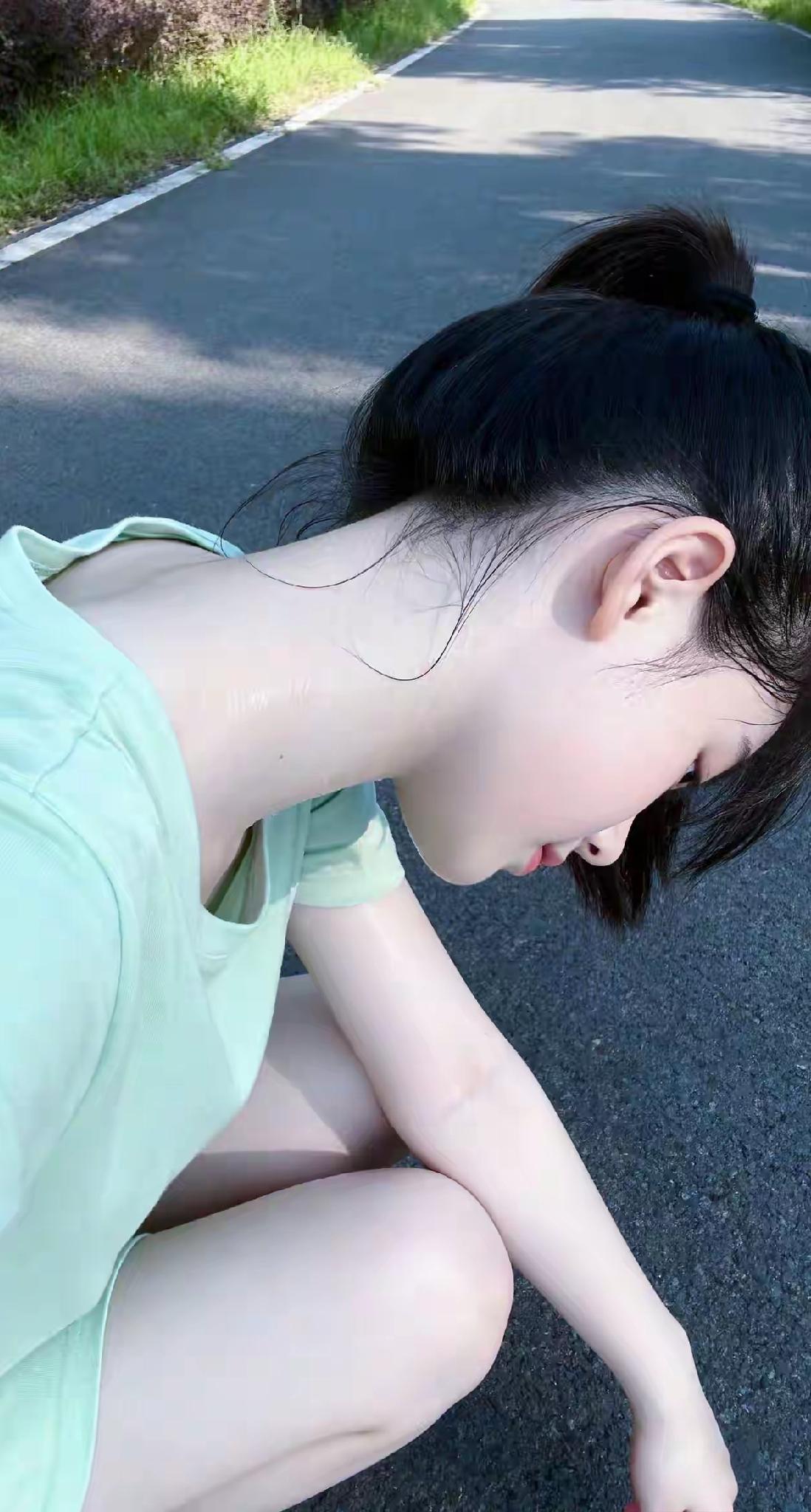 青丝轻拂玉容柔，眉眼含春韵自流。浅笑嫣然藏雅韵，风姿温婉俏娇娥。你认为最