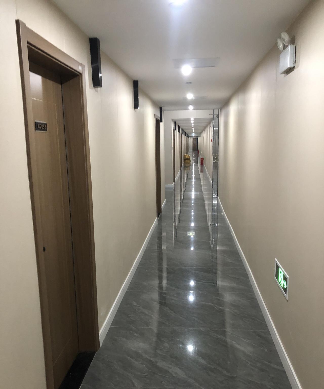 废弃大超市改造成这样密集恐惧的公寓，空气霉变，暗无天日。夏天是高温蒸笼，全靠空调