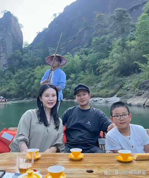 4月6日，佟大为带妻子关悦与9岁儿子游三清山被偶遇。他黑T牛仔裤、背双肩包，全程