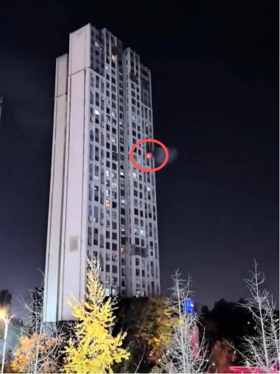 太极端了！11月30日晚，湖南长沙一对夫妻在外面吵架后，回到家里妻子的气还是没消