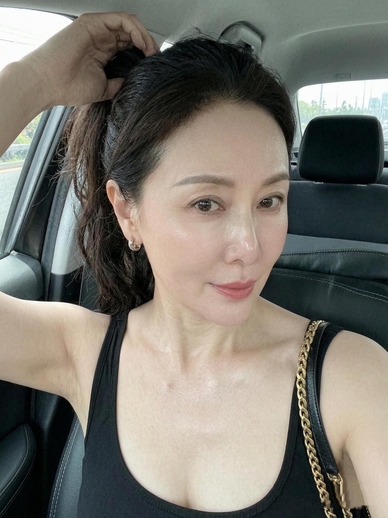 40岁单身的女人，这是我的自拍真实状态，大家觉得状态如何，会让大家失望吗？没