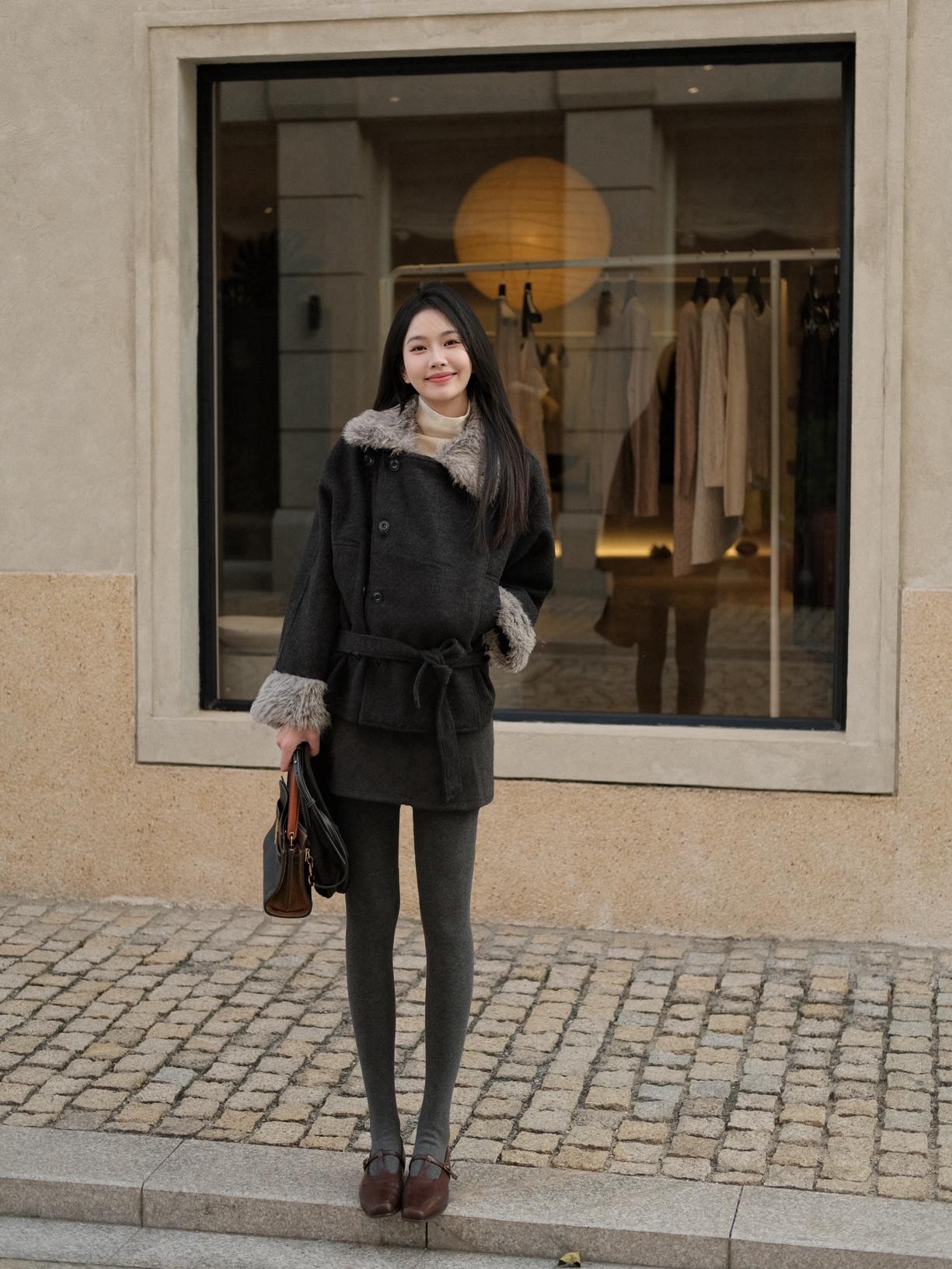 随手拍都有大片即视感的穿搭📷毛呢大衣还挺有质感的！！搭配灰色系半裙和裤袜