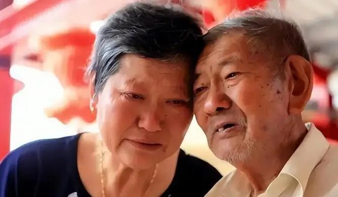 2012年，102岁台湾老兵，耗时66年，终于找到亲生女儿。谁料，一见面，女儿伸