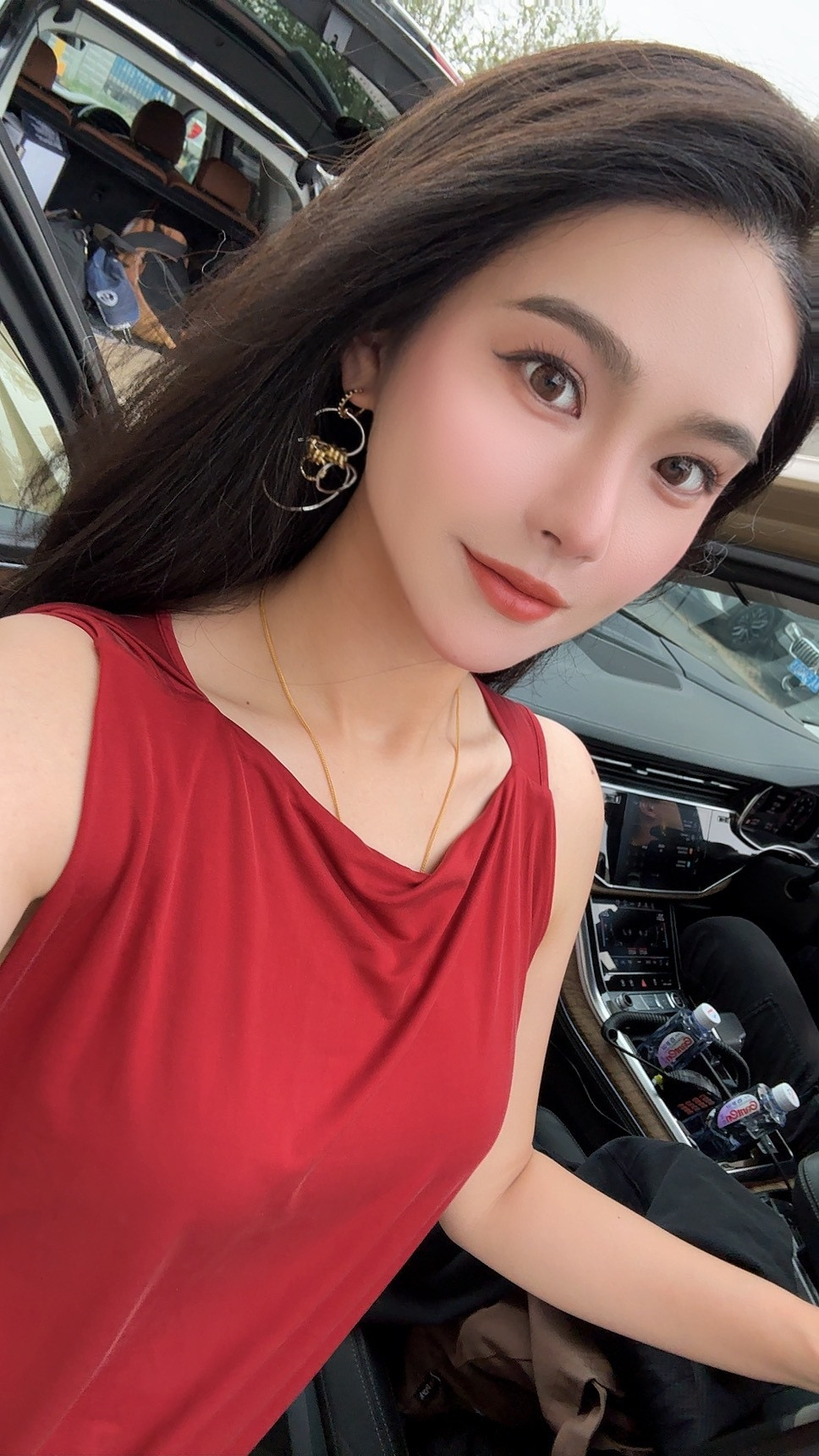 早今天穿越戈壁雅丹！起床了嘛宝们？红裙+长裙+夸张耳环