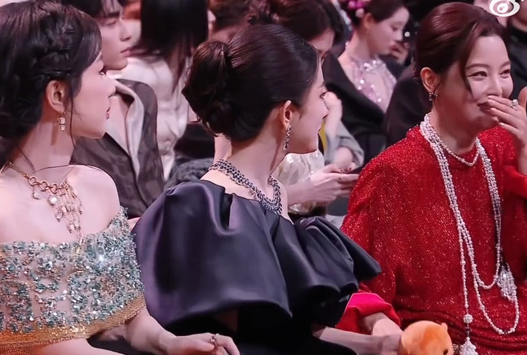 杨紫杨幂辛芷蕾同框杨紫杨幂辛芷蕾坐一起杨紫杨幂辛芷蕾同框，杨紫杨幂辛芷蕾坐一起