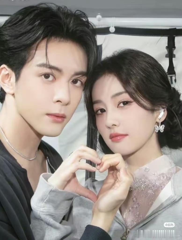 导播太懂！白鹿曾舜晞拥抱被切敖瑞鹏苦笑，网友：他眼里的光突然灭了1.尖叫