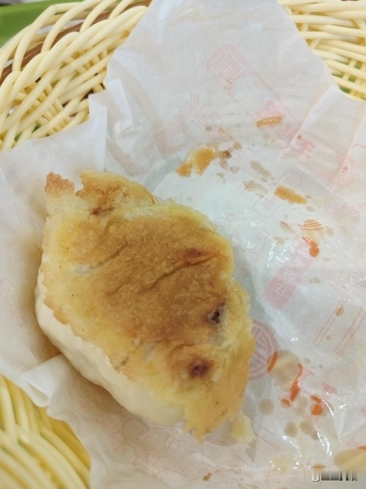 胡辣汤配包子，冬天的最爱！这么大的包子，我只敢吃一个。旁边一对七十多岁的大