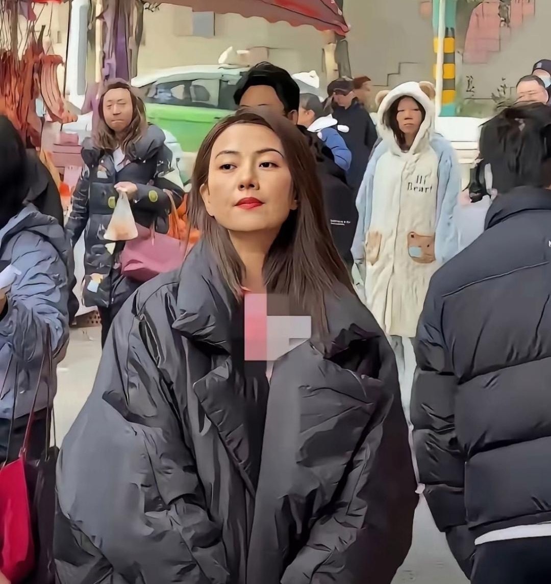 高圆圆被路‏人抓‎拍，生图状态依旧‎⁠能打，这‎‏颜⁠值真没得⁠说。