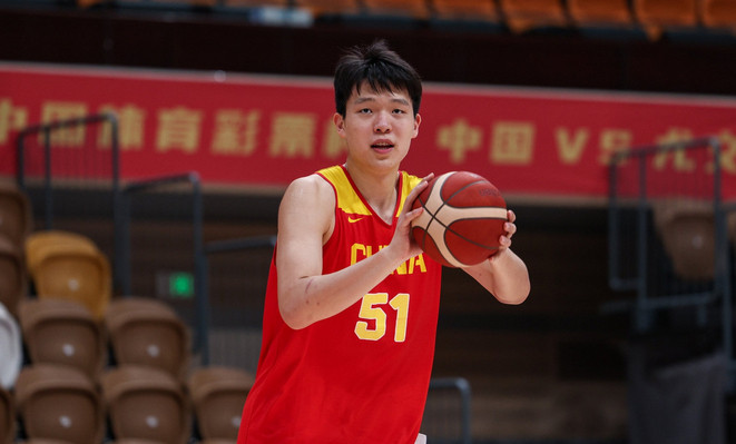 6月10日，中国男篮公布了最新一期集训名单，效力于NBA开拓者的中锋杨瀚森回归。