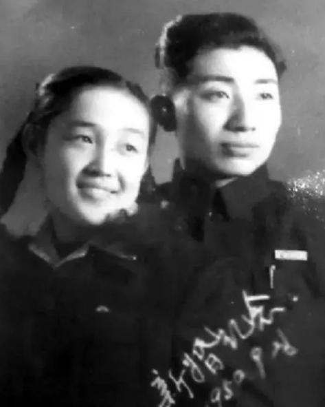 1950年，工程兵战士姜士民即将奔赴朝鲜战场。出发前几天，女友拦着他大哭：“先结