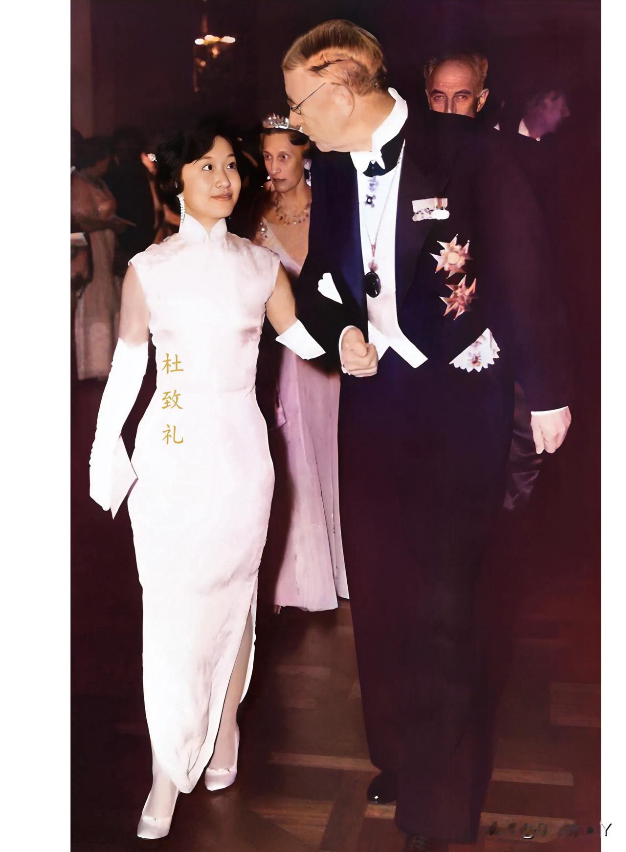 这是杜聿明将军的女儿杜致礼在瑞典参加她丈夫杨振宁的诺贝尔颁奖典礼时的一张老照片，