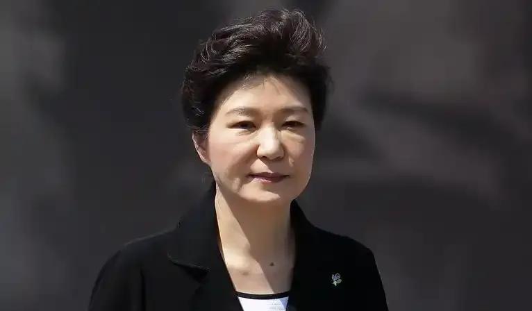 李明博与朴槿惠支持金文洙，文在寅投下关键一票。李在明的优势非常明显，基本上已经